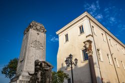Il Palazzo Rospigliosi e il memoriale di guerra in centro a Zagarolo di Roma - © Ragemax / Shutterstock.com