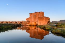 Il palazzo rosso nella riserva naturale di Diaccia Botrona, Castiglione della Pescaia (Toscana). Questa costruzione del XVIII° secolo si trova all'estremità occidentale dell'area ...