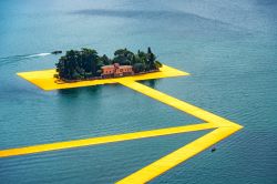 Il panorama da Monte Isola: le floating Piers di Christo e l'Isola di San Paolo sul lago di Iseo - © michelangeloop / Shutterstock.com