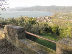 Il panorama da Montecolognola in direzione del Lago Trasimeno in Umbria - © Demeester - CC BY-SA 3.0, Wikipedia