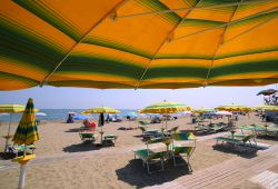 Il panorama da un ombrellone sulla spiaggia ...