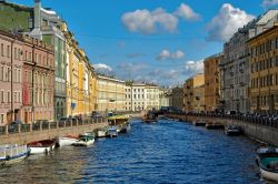 Il panorama dal ponte Pevchesky sul fiume Moykanel centro di San Pietroburgo in Russia - © Sergei Butorin / Shutterstock.com