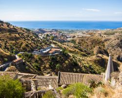 Il panorama dalla località di Pentedattilo, e il mare Jonico della Calabria. Il borgo si trova a sud di Reggio Calabria, sulla punta meridionale dell'Italia continentale - © ...