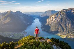 Il panorama dalla montagna che sovrasta Jenbach e il lago Achensee in Tirolo, Austria