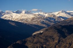 Il panorama dalle montagne delle Alpujarras. Siamo nella provincia di Granada, in Andalusia, alle pendici della Sierra Nevada che si vede in lontananza - © Javier Garcia / Shutterstock.com ...