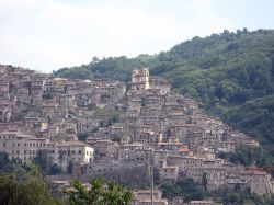 Il panorama del borgo di Artena nel Lazio, come un presepe di pietra tra le montagne dei monti Lepini - © Ferdinando Chiodo - Wikipedia