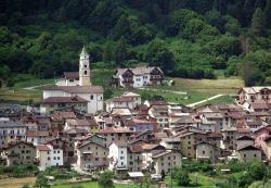 Il panorama del borgo di Cinte Tesino, Trentino Alto Adige. Questo grazioso paesino situato nel territorio della provincia autonoma di Trento si trova a 850 metri di altitudine - © LigaDue ...