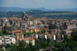 Il panorama del borgo di Orte nel Lazio: si  erge sulla valle del fiume Tevere grazie ad uno sperone di roccia tufica, nella provincia di Viterbo - © www.visitlazio.com