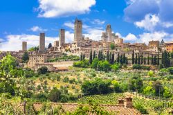 Il panorama del borgo medievale di San Gimignano in Toscana: è chiamata la città turrita e per via dell'architettura medievale del suo centro storico è patrimonio dell'umanità ...