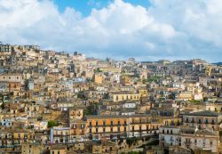Il panorama del centro storico di Modica in Sicilia