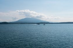 Il panorama del Lago Maggiore fotografato da Lesa in Piemonte