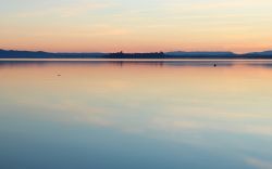 Il panorama del Lago Trasimeno fotografato dalla costa di Vernazzano vicino a Tuoro (Umbria)