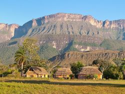 Il panorama del versante sud dell'Auyantepui: alla base di questa montagna si trova il canyon e la grotta di Kavac, Venezuela - © Paolo Costa / Shutterstock.com