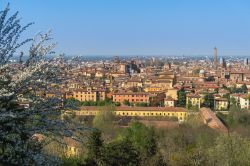 Il Panorama di Bologna in primavera, fotografato da San michele in Bosco sui colli bolognesi - © Francesco Bonino / Shutterstock.com