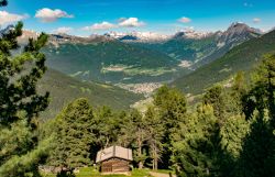 Il panorama di Bormio e l'alta Valtellina dalla Valfurva in Lombardia. Siamo nel cuore del parco nazionale dello Stelvio, il più orientale della provincia di Sondrio.
