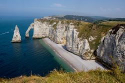 Il panorama dei dintorni di Etretat e le scogliere dell Alta Normandia - © yari2000 / Shutterstock.com