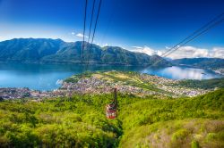 Il panorama di Locarno in Svizzera, fotografato dalla montagna Cardada mountain, Alpi della Svizzera - © gevision / Shutterstock.com