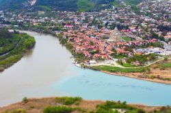 Il panorama di Mtskheta in Georgia con la confluenza dei fiumi Kura e Aragvi e la Cattedrale di Svetitskhoveli