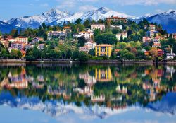 II panorama di Verbania fotografata dal Lago Maggiore e le Alpi sullo sfondo