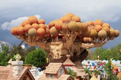 Il Parco di Gardaland in Veneto e il grande albero di Prezzemolo - © life_in_a_pixel / Shutterstock.com