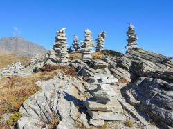 Il passo del San Bernardino, Svizzera. Divenne di importanza europea a partire dal XV° secolo quando fu realizzata una strada che permetteva di superare le due strette gole a nord del passo ...