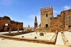 Il patio de los Aljibes e il Donjon inella fortezza di Carmona, Spagna.
