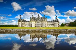Una suggestiva immagine del Castello di Chambord che si riflette nelle acque antistanti. La struttura Patrimonio dell'Umanità dichiarata dall'UNESCO è visitata ogni anno ...