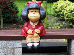 Il personaggio di Mafalda in una strada di Oviedo, Asturie, Spagna: la statua si trova nel parco cittadino San Francisco ed è l'omaggio al suo creatore "Quino". Mafalda ...