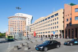 Il piazzale della stazione di Amersfoort (Olanda) .La stazione si trova circa 500 metri ad ovest del centro storico - © T.W. van Urk / Shutterstock.com