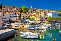 Il piccolo porto di Volosko, paesino nei pressi di Opatija (Abbazia). Siamo nella regione del Quarnero, in Croazia.