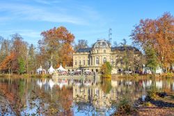 Il pittoresco castello di Monrepos a Ludwigsburg, Germania. E' un capolavoro barocco con interni in stile impero - © LaMiaFotografia / Shutterstock.com