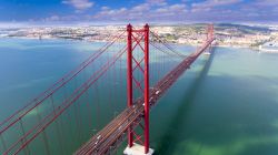 Il Ponte 25 de Abril che collega Lisbona con Almada sulla sponda sinistra del fiume Tago in Portogallo