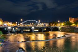 Il ponte Broad Street a Rochester, New York, lungo il fiume Genesee by night. Costruito originariamente nel 1836-1842, questo acquedotto in pietra fa parte dei luoghi storici nazionali - © ...