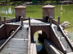 Il Ponte dei Trepponti  a Comacchio, ricostruito in scala nel parco di Italia in Miniatura a Viserba - © Gaia Conventi / Shutterstock.com