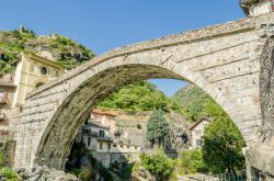 Il ponte del diavolo a Pont Saint Martin sul torrente Lys - © Marco Saracco / Shutterstock.com