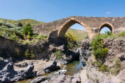 Il ponte medievale di Adrano, Sicilia orientale. Chiamato dei Saraceni o di Carcaci, questo ponte in pietra risalente al periodo romano e poi ricostruito e modificato nel XII° secolo sul ...