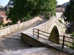 Il ponte medievale di Apecchio, sul fiume Biscubio, nell parte bassa del borgo delle Marche - © Wolfra - CC BY-SA 3.0 - Wikipedia