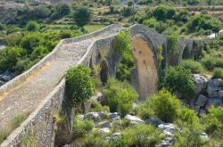 Il ponte medievale Mes (Ura e Mesit) viscino a Scutari in Albania