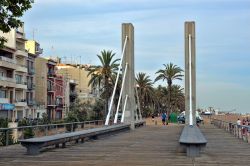Il ponte pedonale nel centro di Calella, Spagna, al calar del sole. Questa graziosa cittadina della Costa Brava è una popolare destinazione balneare per turisti provenienti da tutta Europa ...