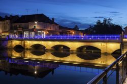 Il ponte sul fiume Bourbince illuminato di notte a Paray-le-Monial, Francia. 
