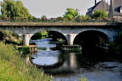 Il ponte sul Selune in Normandia, Francia: la sua costruzione risale al 1613. 

