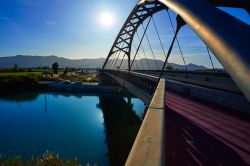 Il ponte sullo Xuquer Jucar a Cullera, Spagna, al calar del sole.
