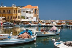 Il porticciolo della marina di Tiro in Libano, mar Mediterraneo - © Lev Levin / Shutterstock.com