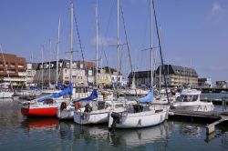 Il porticciolo di Courseulles-sur-Mer nel dipartimento del Calvados, Francia, con le barche ormeggiate.
