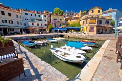 Il porticciolo presso il centro storico del borgo di Volosko, nella Riviera di Opatija (Croazia).