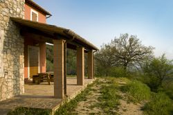 Il portico di una casa in pietra ad Alviano, provincia di Terni (Umbria)