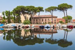 Il porto canale di Cervia: lungo questa via d'acqua, che collega il mare con le saline, si trova il Museo del Sale - © Paolo Costa / Shutterstock.com