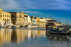 Il porto canale di Mazara del Vallo, costa della Sicilia sud-occidentale - © Nebol / Shutterstock.com