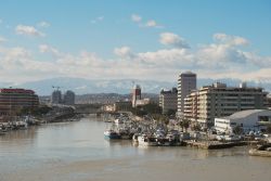 Il porto canale di Pescara, sullo sfondo le montagne innevate dell'Abruzzo - © neuartelena / Shutterstock.com