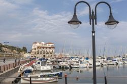 Il porto di Arenys de Mar, Maresme, Spagna. Questa cittadina costiera a circa 40 km da Barcellona si trova nella comunità autonoma della Catalogna - © joan_bautista / Shutterstock.com ...